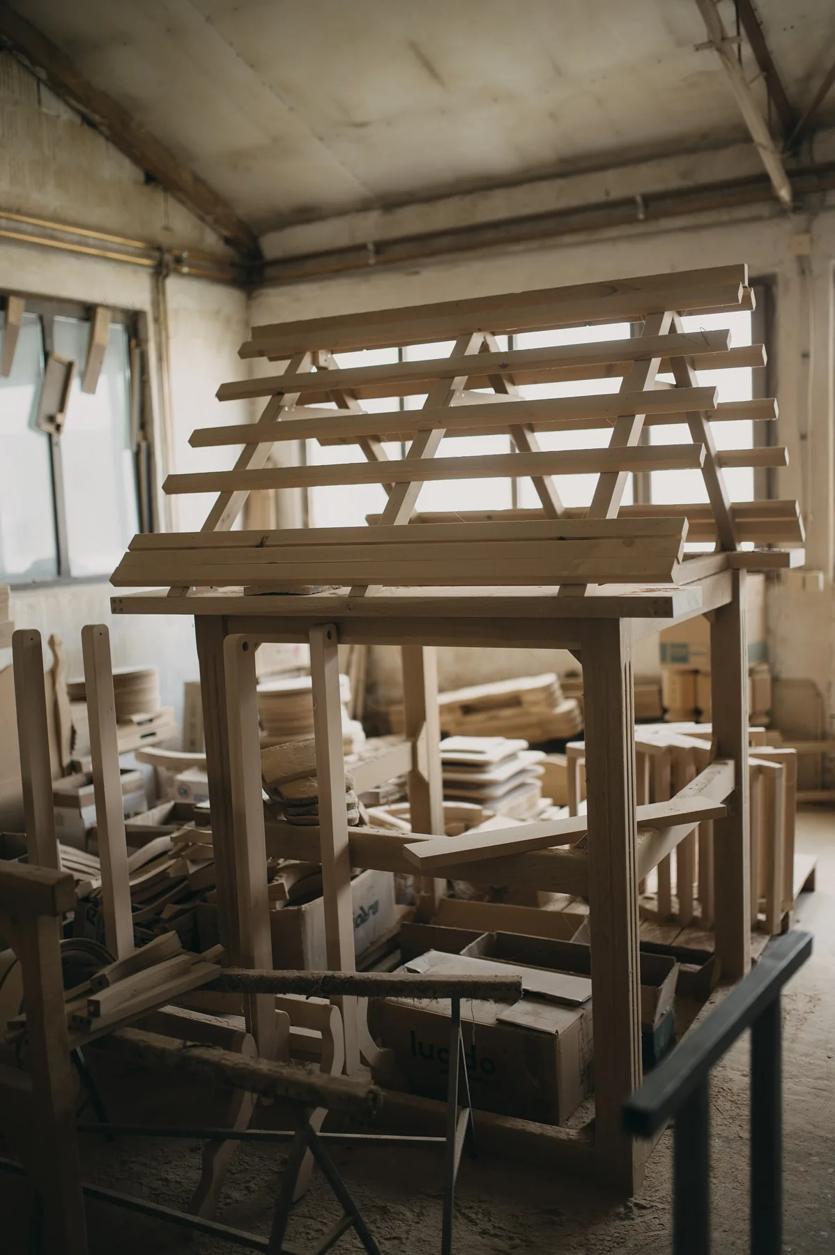 Structure miniature en bois en cours de construction dans un atelier